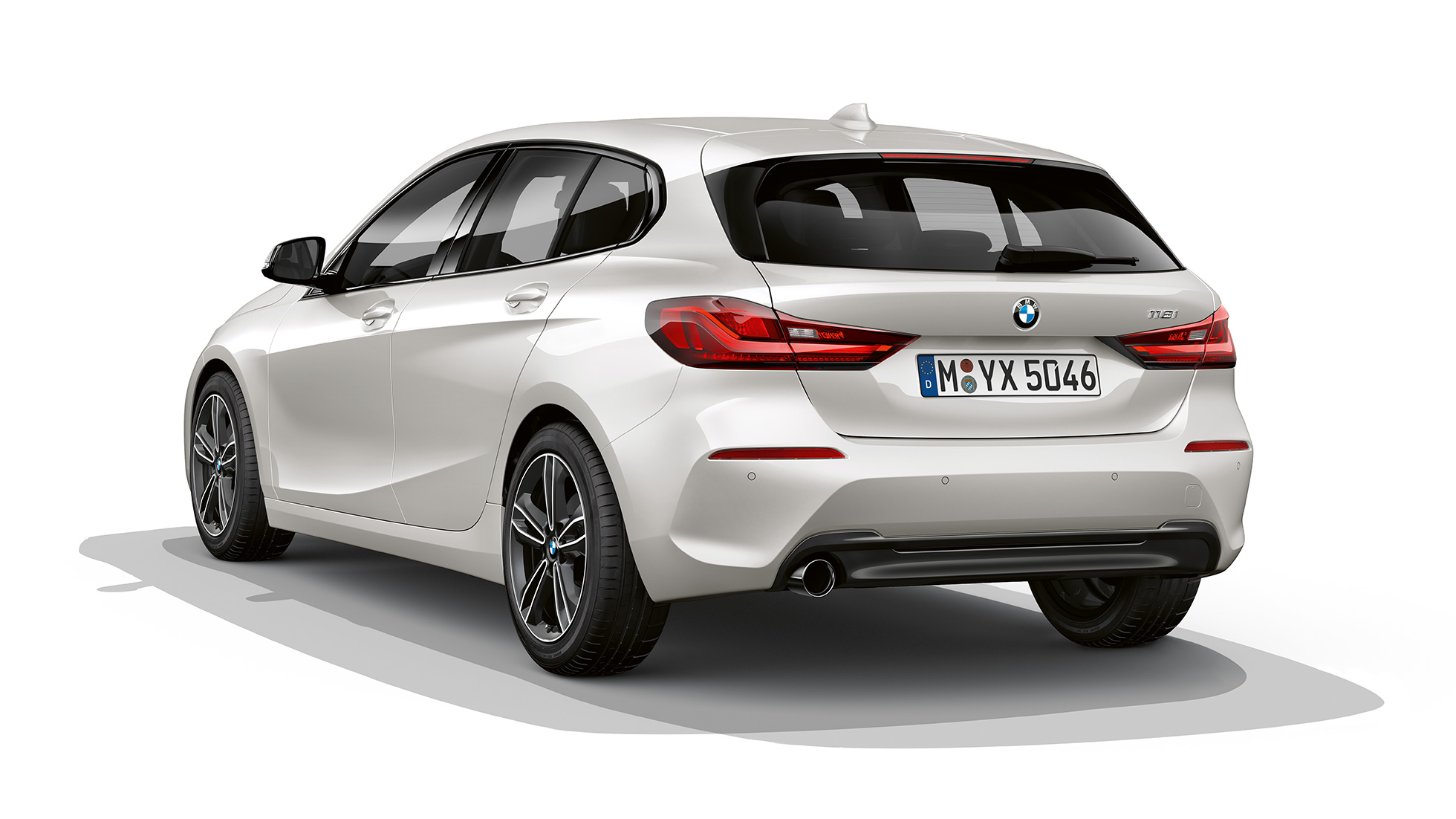 BMW 1er Modell Sport Line, Dreiviertel-Heck. BMW 1er Modell Sport Line in Mineralweiss metallic, Studioaufnahme Dreiviertel-Heck.
