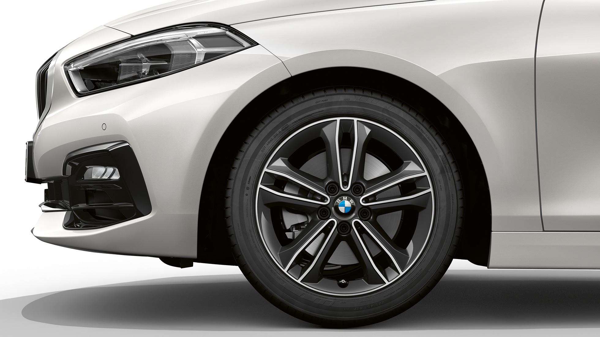 17'' Leichtmetallrad Doppelspeiche 549. BMW 1er Modell Sport Line in Mineralweiss metallic, seitliche Front mit 17'' Leichtmetallrad Doppelspeiche 549.
