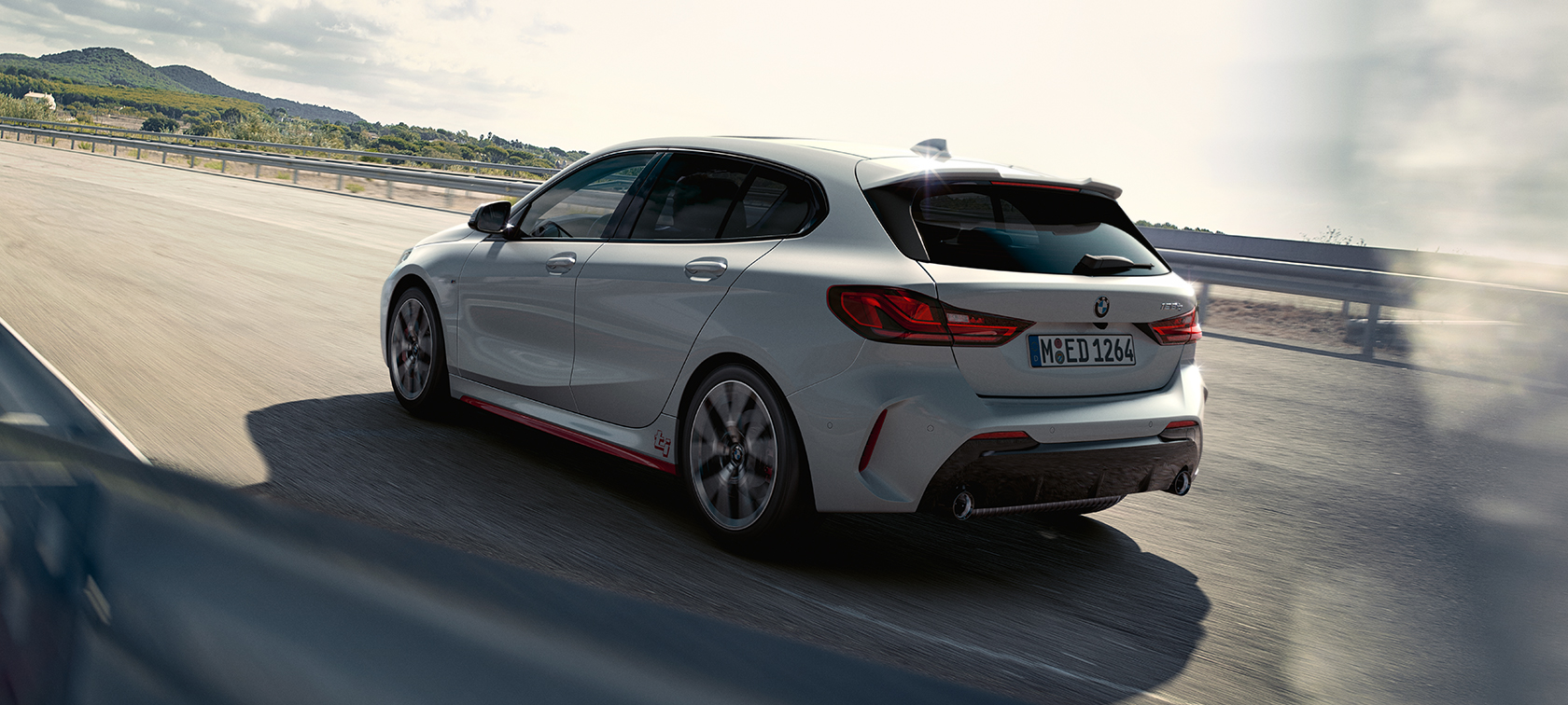 BMW 1er 128ti Dreiviertel-Heckansicht BMW 1er 128ti F40 Dreiviertel-Heckansicht fahrend