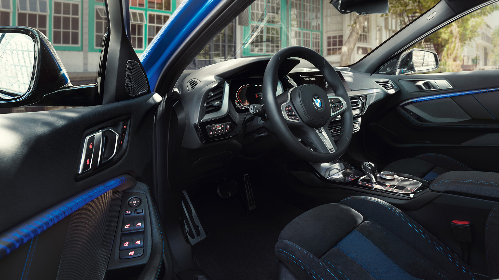 BMW 1er Cockpit. BMW 1er Cockpit mit M Lederlenkrad bei geöffneter Fahrertür.