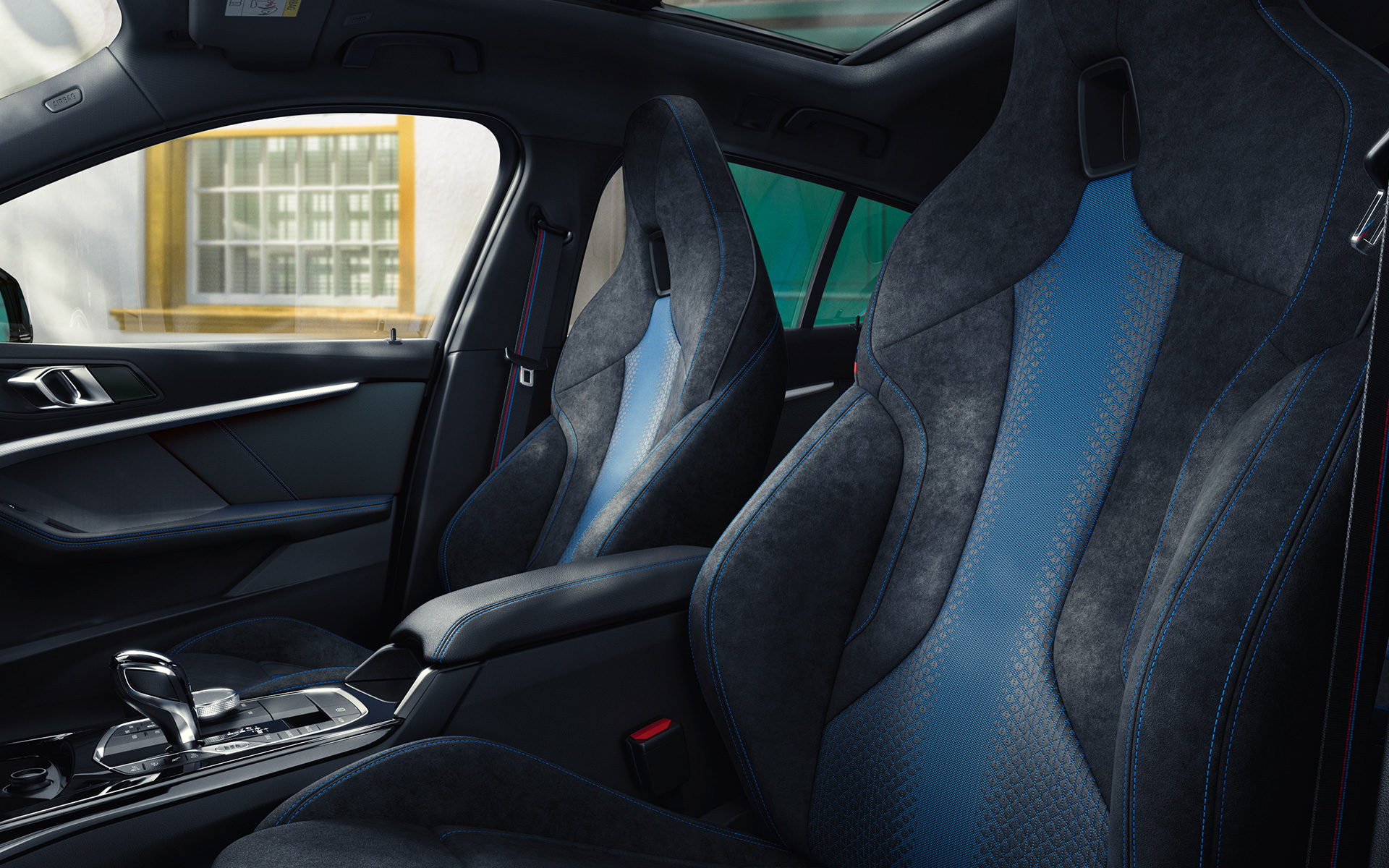 Ergonomisch geformte M Sportsitze im BMW 1er F40 mit blauer Kontrastnaht und integrierter Kopfstütze