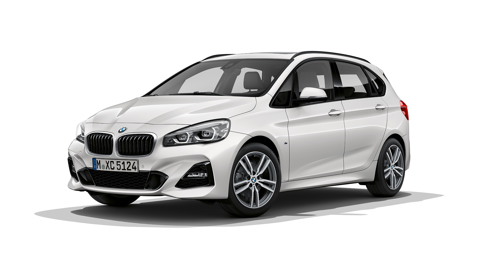 BMW 2er Active Tourer Modell M Sport BMW 2er Active Tourer in Weiß 220d xDrive Modell M Sport F45 2018 Mineralweiß metallic Dreiviertel-Frontansicht