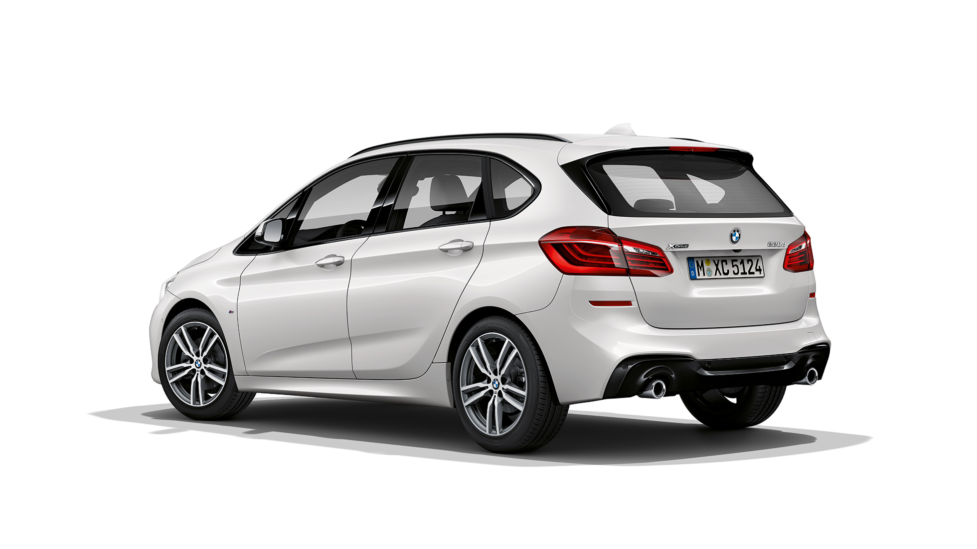 Dreiviertel-Heckansicht BMW 2er Active Tourer Modell M Sport BMW 2er Active Tourer in Weiß 220d xDrive Modell M Sport F45 2018 Mineralweiß metallic Dreiviertel-Heckansicht