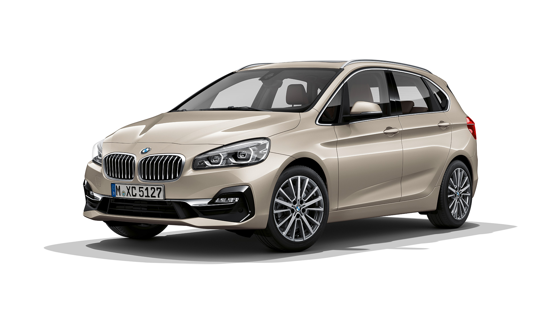 Dreiviertel-Frontansicht BMW 2er Active Tourer Modell Luxury Line BMW 2er Active Tourer Modell Luxury Line 225i xDrive F45 2018 Jucarobeige metallic Dreiviertel-Frontansicht