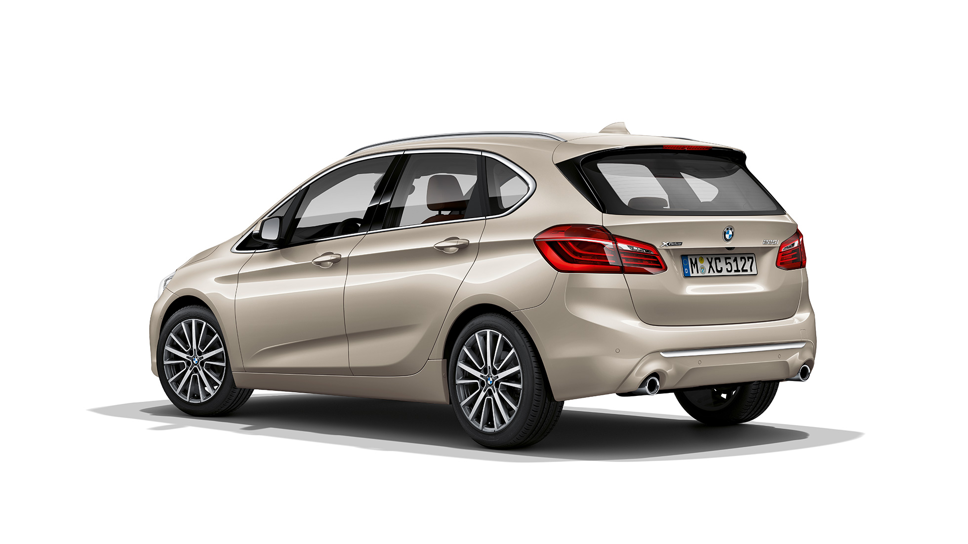 Dreiviertel-Heckansicht BMW 2er Active Tourer Modell Luxury Line BMW 2er Active Tourer Modell Luxury Line 225i xDrive F45 2018 Jucarobeige metallic Dreiviertel-Heckansicht