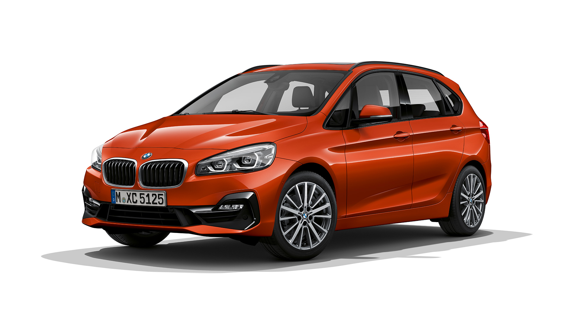 Dreiviertel-Frontansicht BMW 2er Active Tourer Modell Sport Line BMW 2er Active Tourer Modell Sport Line 220i F45 2018 Sunset Orange metallic Dreiviertel-Frontansicht