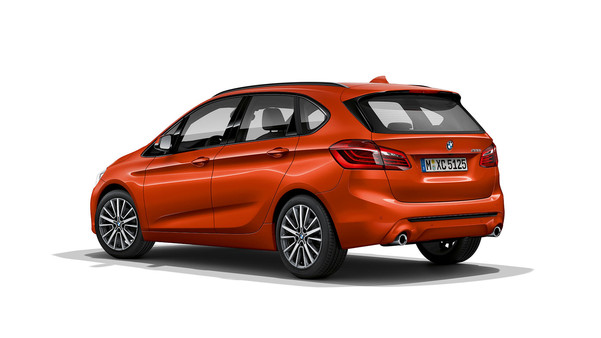 Dreiviertel-Heckansicht BMW 2er Active Tourer Modell Sport Line BMW 2er Active Tourer Modell Sport Line 220i F45 2018 Sunset Orange metallic Dreiviertel-Heckansicht