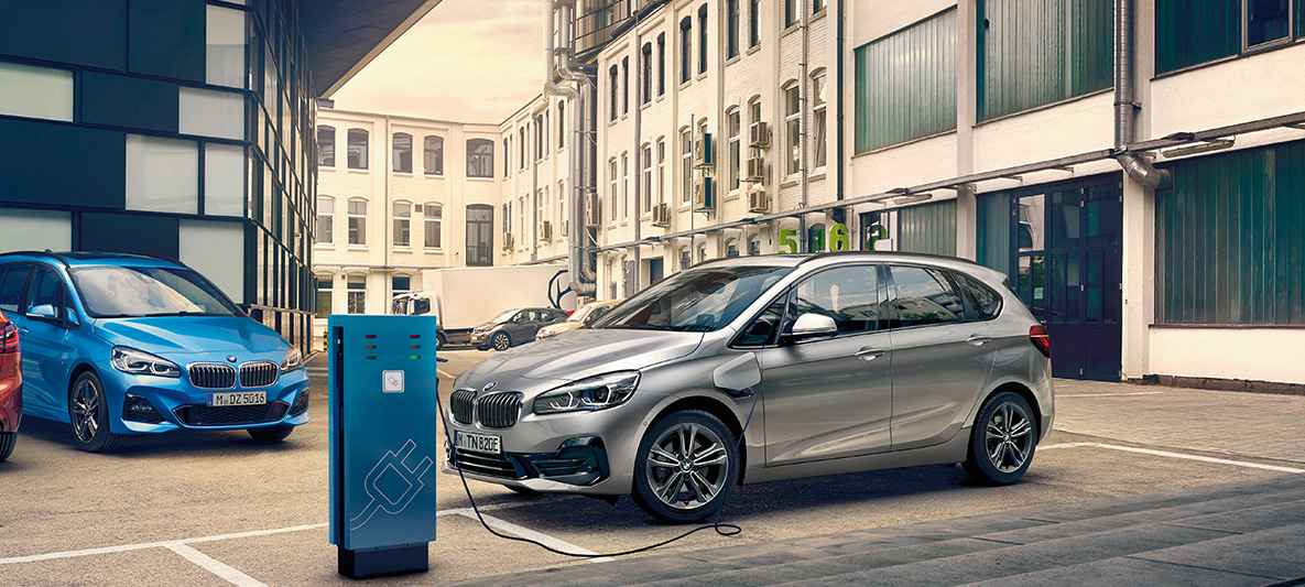 BMW 225xe Active Tourer Plug-In Hybrid BMW 225xe Active Tourer Plug-In Hybrid F45 2018 stehend an Aufladestation