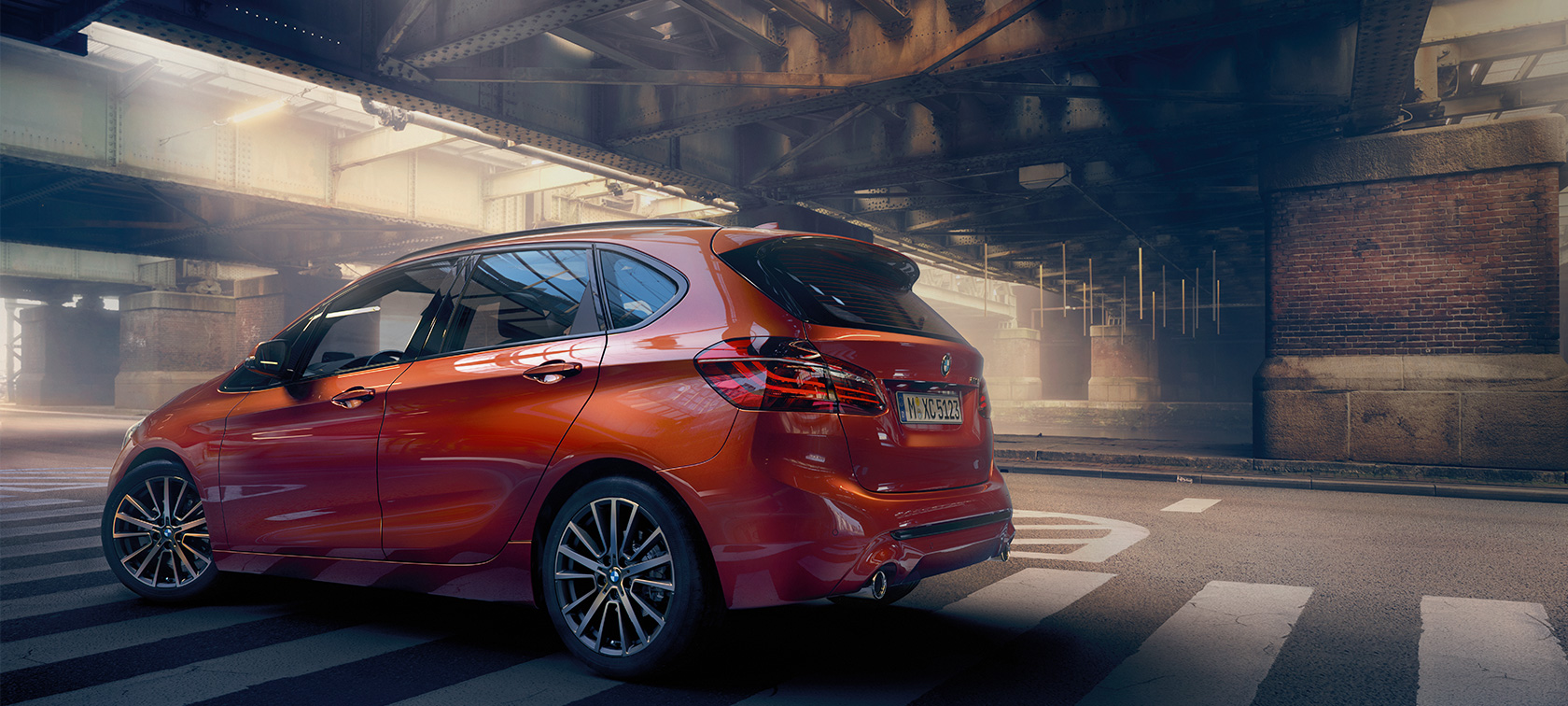 Seitenansicht BMW 2er Active Tourer BMW 2er Active Tourer F45 Facelift 2018 Sunset Orange metallic Seitenansicht stehend in Halle