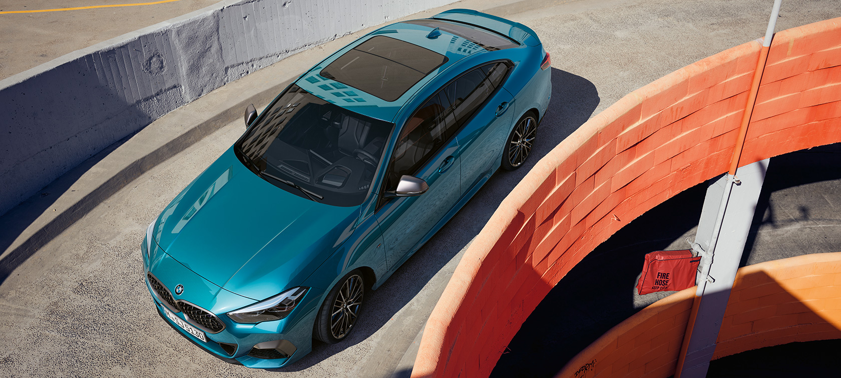 BMW 2er Gran Coupé mit Panorama-Glasdach BMW 2er Gran Coupé mit Panorama-Glasdach Snapper Rocks Blau metallic F44 Vogelperspektive