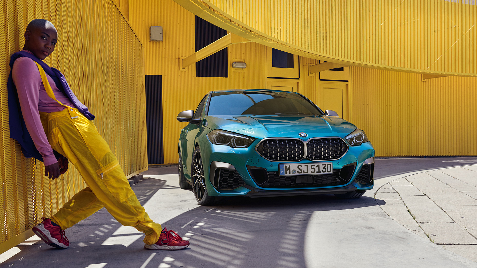 Front BMW 2er Gran Coupé BMW 2er Gran Coupé mit Doppelniere in Mesh-Design Snapper Rocks Blau metallic F44 Dreiviertel-Frontansicht