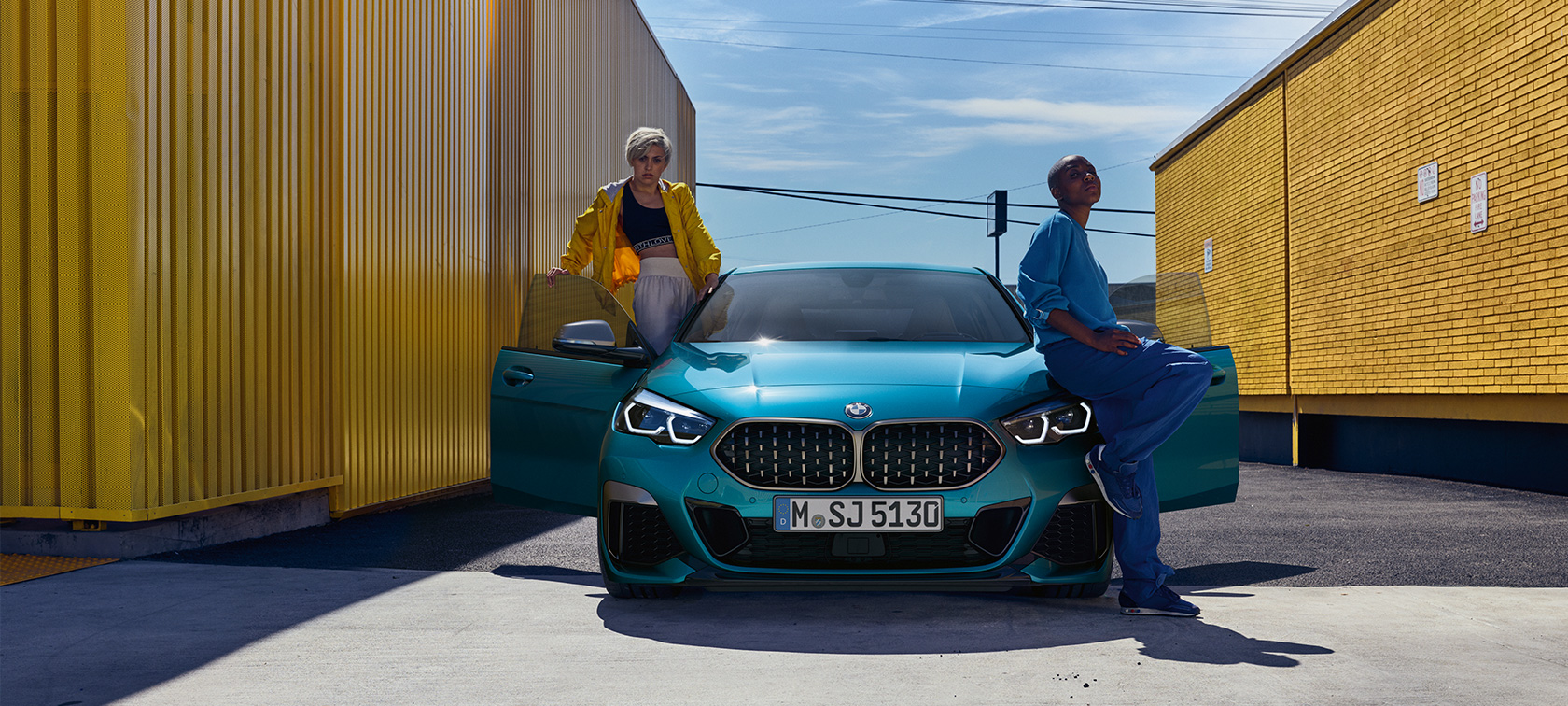 BMW 2er Gran Coupé Frontansicht mit geöffneten Vordertüren BMW 2er Gran Coupé Snapper Rocks Blau metallic F44 Frontansicht mit geöffneten Vordertüren