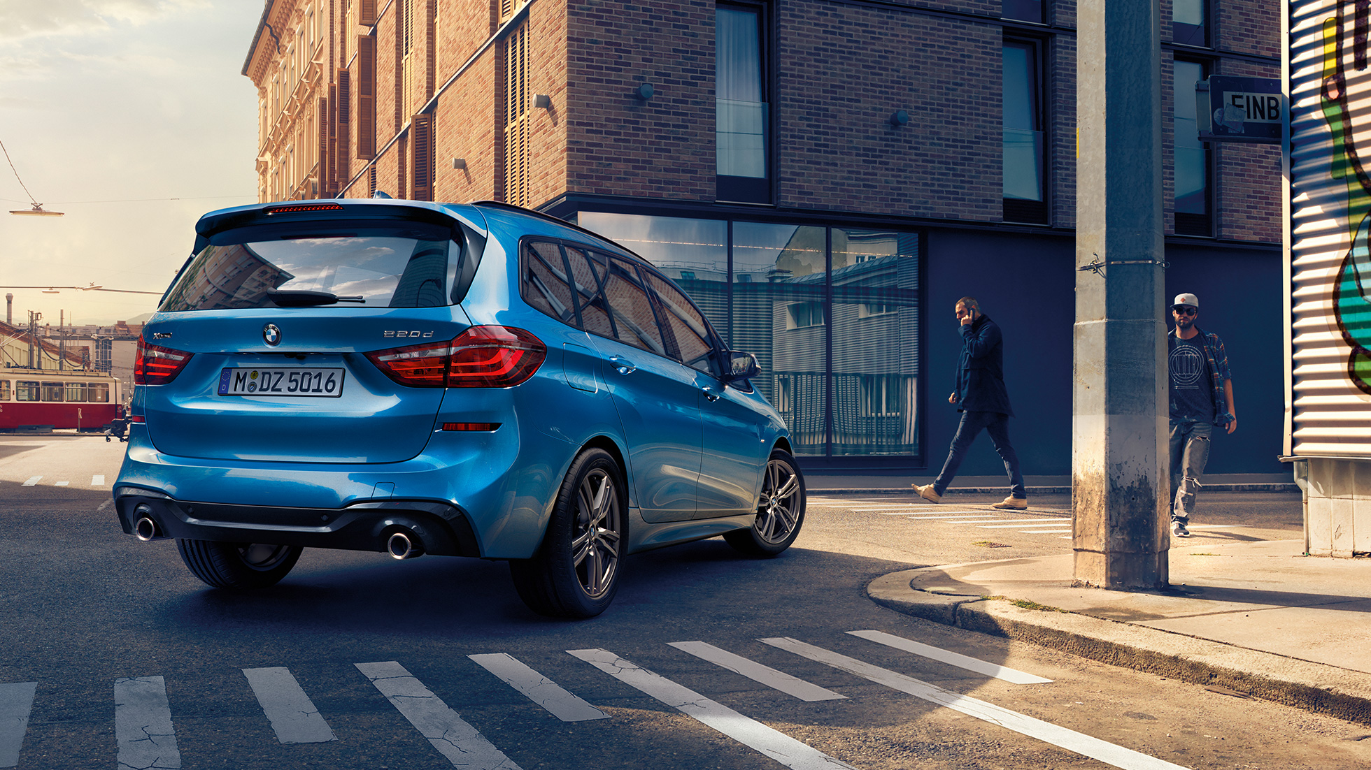 Exterieur BMW 2er Gran Tourer Exterieur BMW 2er Gran Tourer 220d xDrive F46 Facelift 2018 Estoril Blau metallic Dreiviertel-Heckansicht fahrend in Innenstadt