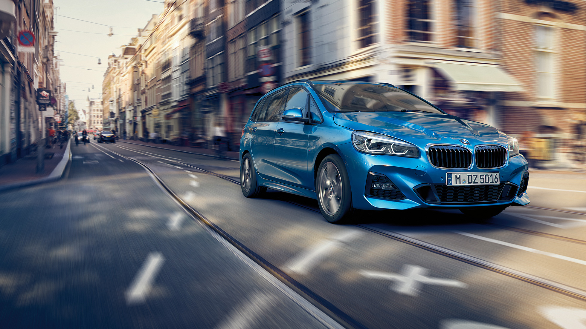 Fahrdynamik BMW 2er Gran Tourer Fahrdynamik BMW 2er Gran Tourer F46 Facelift 2018 Estoril Blau metallic Dreiviertel-Frontansicht fahrend in Innenstadt