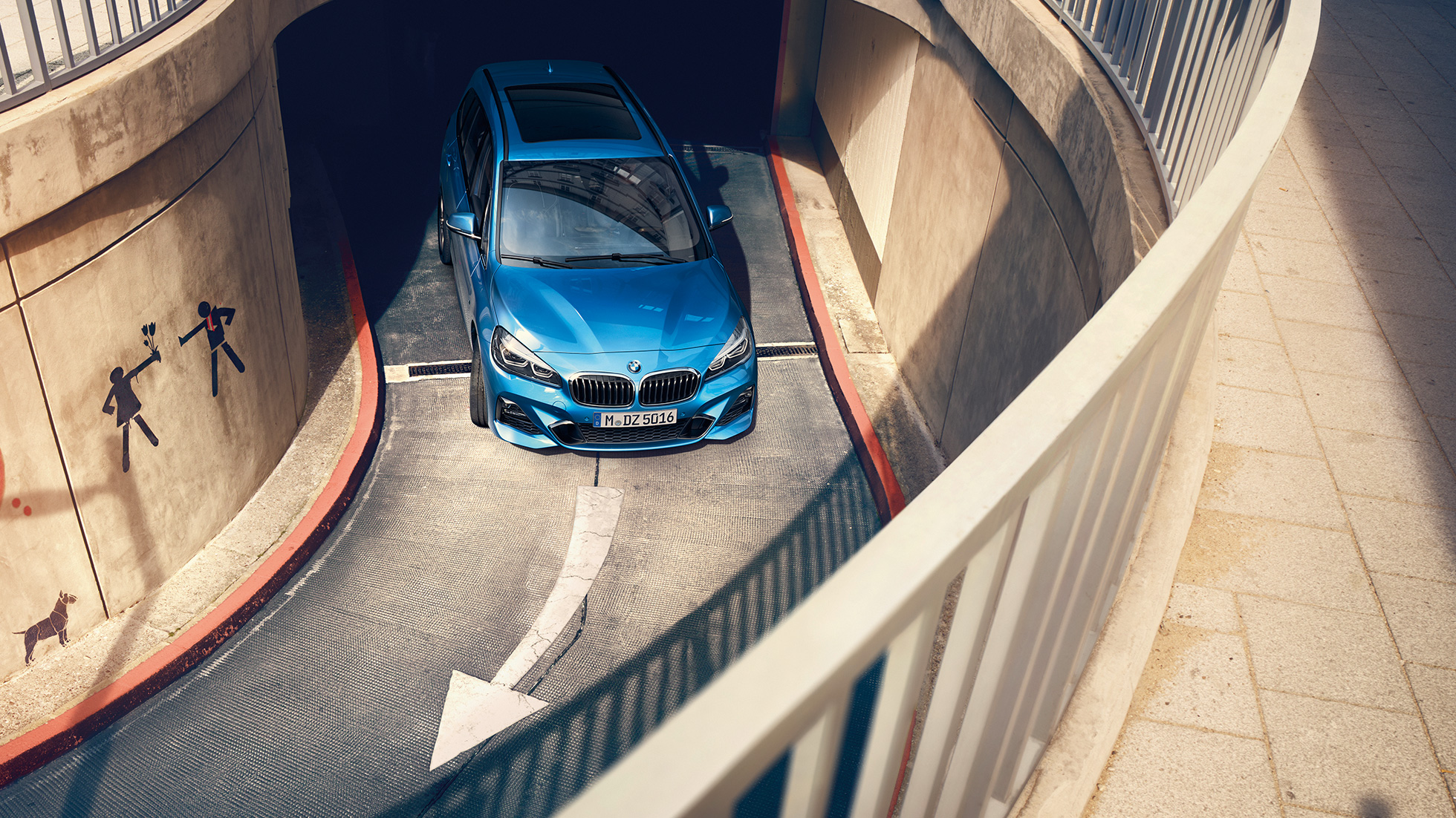 BMW 2er Gran Tourer fahrend in Parkhaus BMW 2er Gran Tourer F46 Facelift 2018 Estoril Blau metallic Vogelperspektive fahrend in Parkhaus
