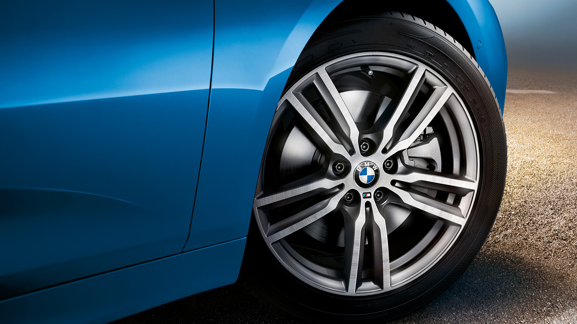 Leichtmetallräder BMW 2er Gran Tourer Leichtmetallräder BMW 2er Gran Tourer F46 Facelift 2018 Estoril Blau metallic Nahaufnahme