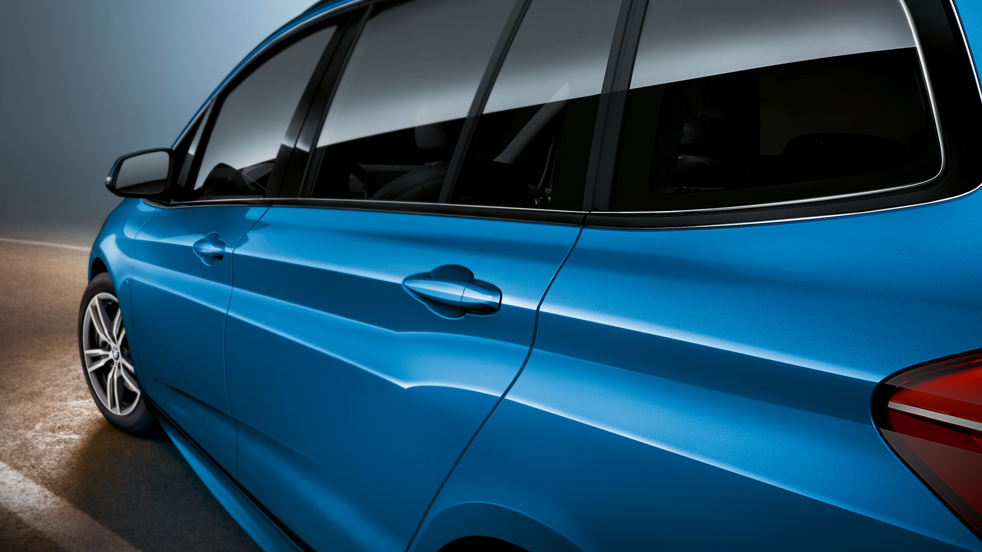 Seitenpartie BMW 2er Gran Tourer Seitenpartie BMW 2er Gran Tourer F46 Facelift 2018 Estoril Blau metallic Nahaufnahme