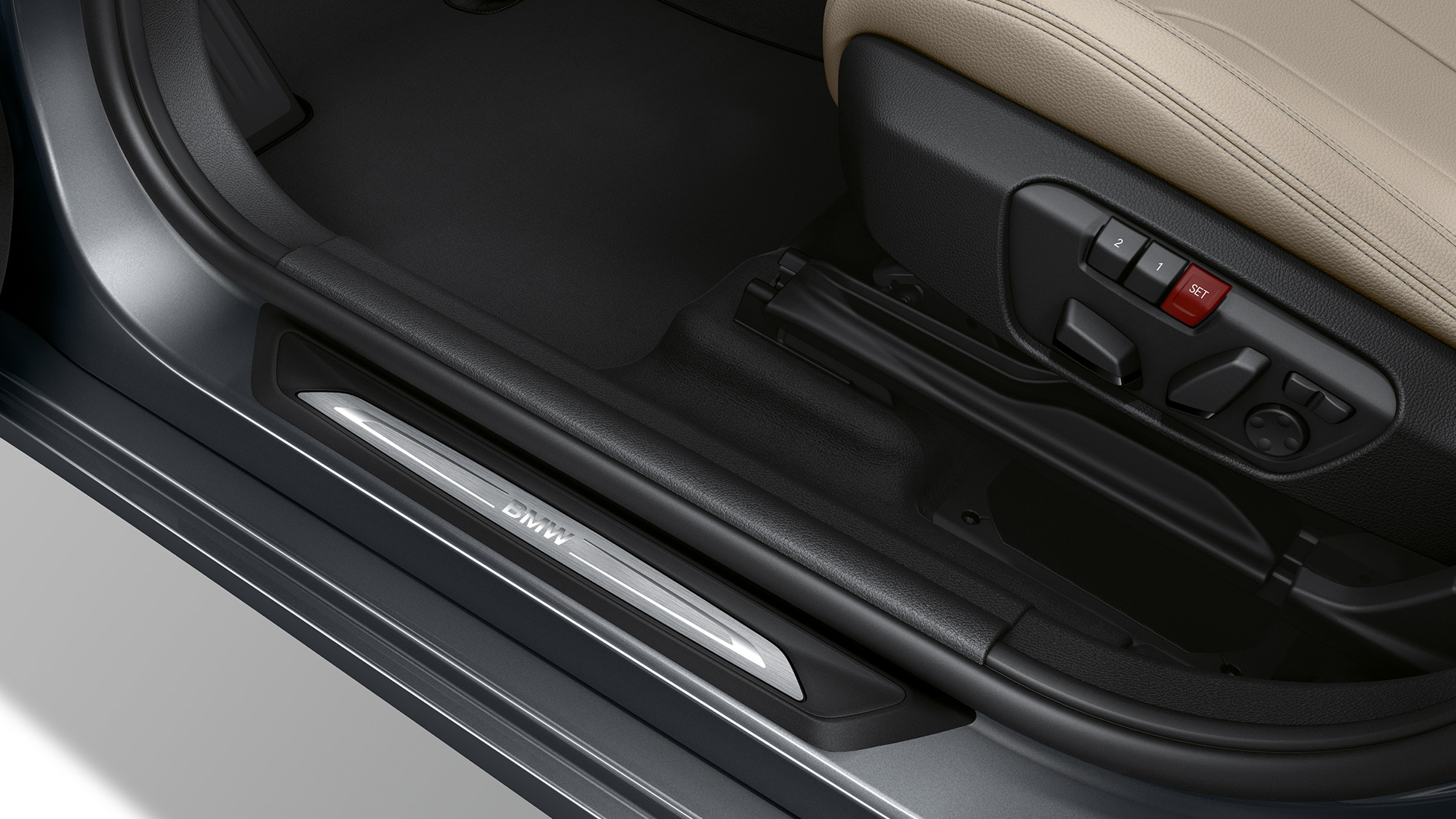 Einstiegsleisten BMW 2er Gran Tourer Modell Sport Line Einstiegsleisten BMW 2er Gran Tourer 220d Modell Sport Line F46 2018 Mineralgrau metallic Nahaufnahme