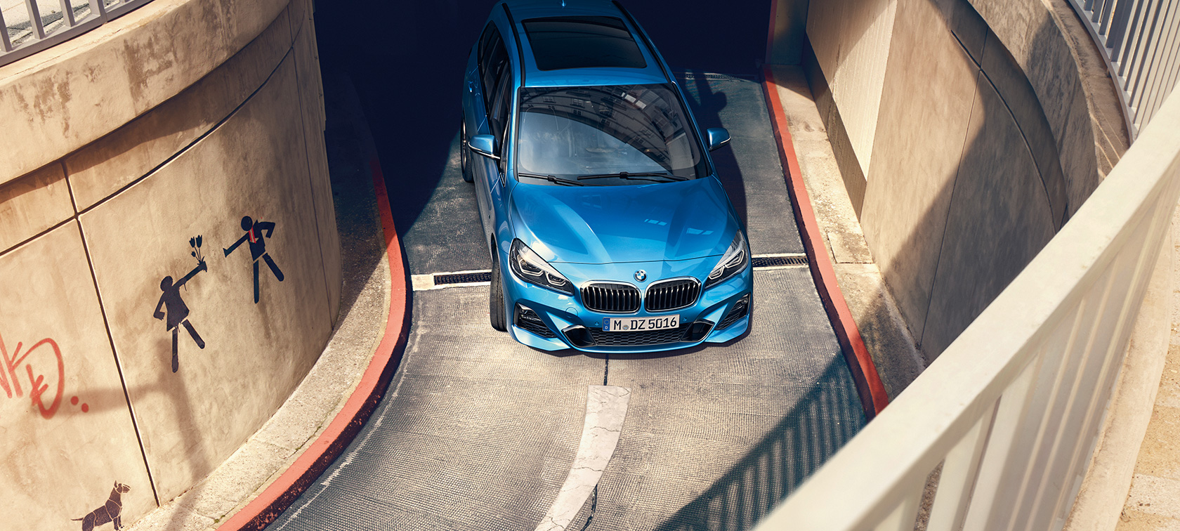 BMW 2er Gran Tourer fahrend in Parkhaus BMW 2er Gran Tourer F46 Estoril Blau metallic Vogelperspektive fahrend in Parkhaus