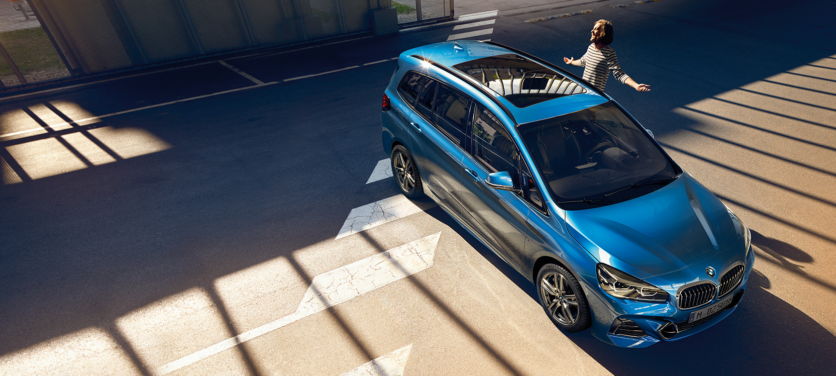 BMW 2er Gran Tourer mit Familie Familie neben BMW 2er Gran Tourer F46 Facelift 2018 Estoril Blau metallic