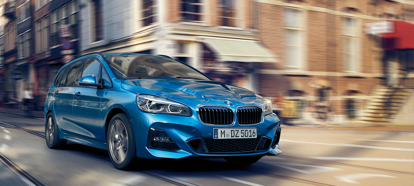 BMW 2er Gran Tourer fahrend auf der Straße BMW 2er Gran Tourer F46 Facelift 2018 Estoril Blau metallic Dreiviertel-Frontansicht fahrend auf der Straße