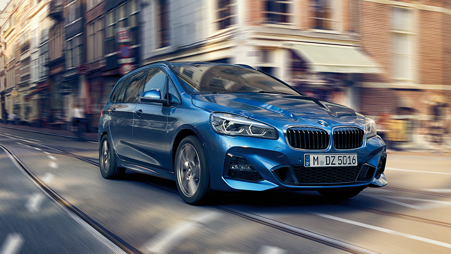 BMW 2er Gran Tourer F46 Dreiviertel-Frontansicht fahrend auf der Straße BMW 2er Modelle BMW 2er Gran Tourer F46 Dreiviertel-Frontansicht fahrend auf der Straße