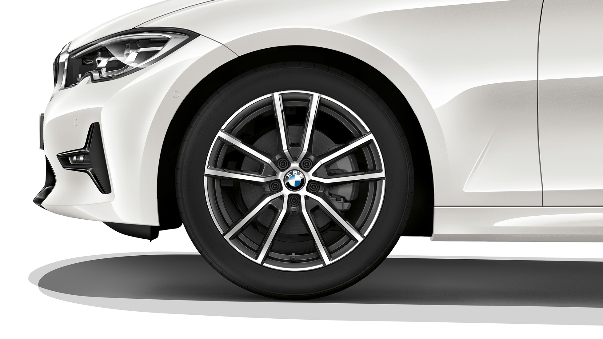 BMW 3er Limousine, Modell Sport Line Leichtmetallrad. Nahaufnahme des Leichtmetallrads der BMW 3er Limousine mit der Ausstattung des Modells Sport Line.