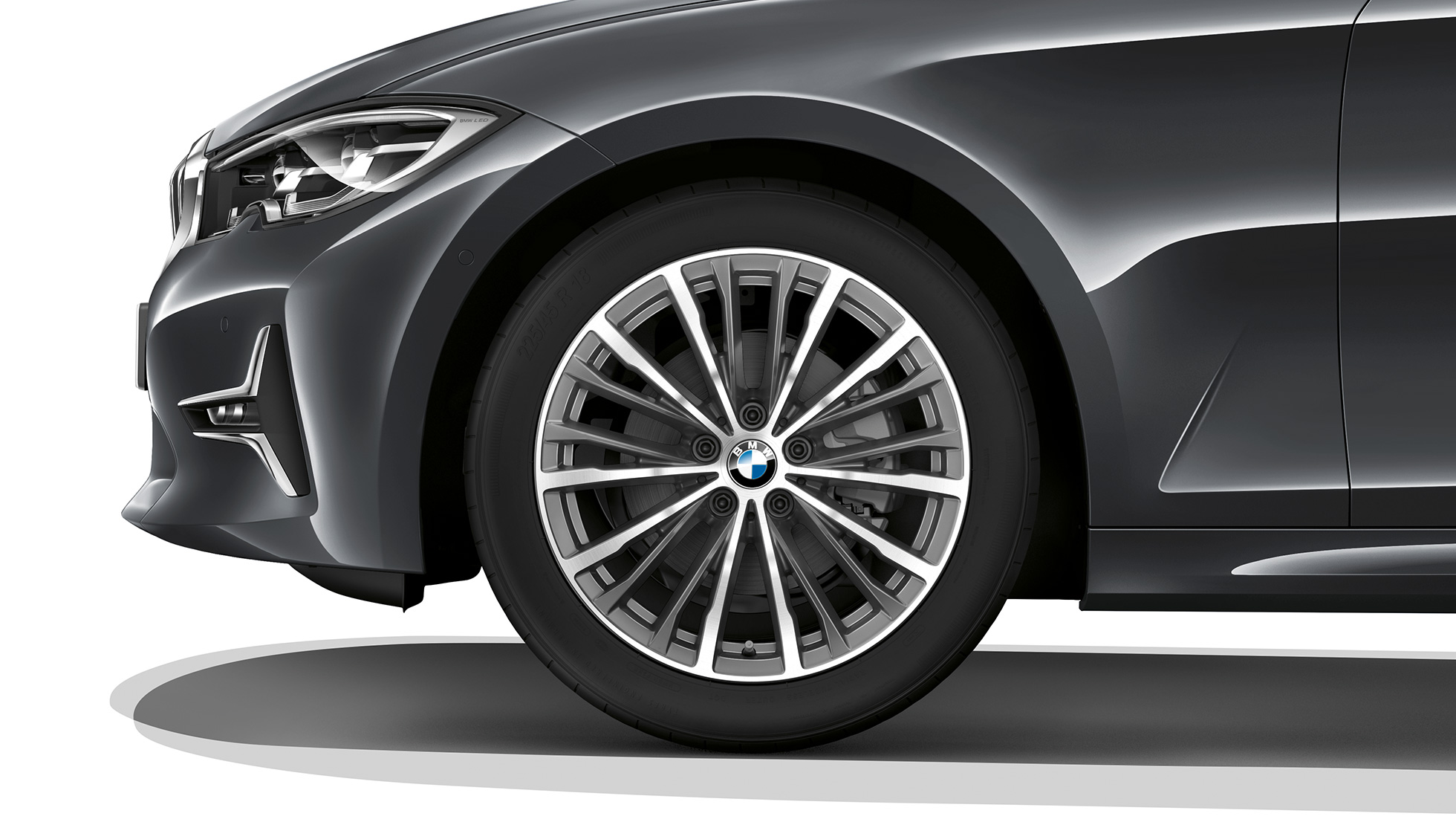 BMW 3er Limousine, Modell Luxury Line Leichtmetallrad Nahaufnahme des Leichtmetallrads der BMW 3er Limousine mit der Ausstattung des Modells Luxury Line.