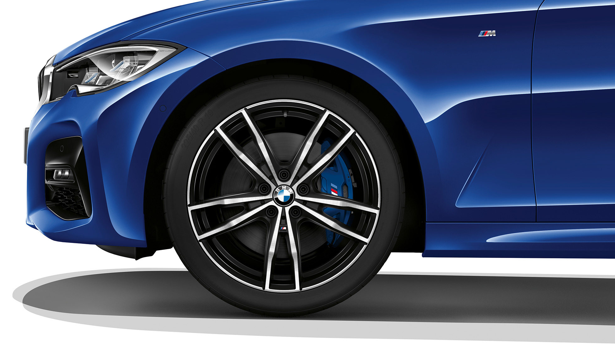 BMW 3er Limousine, Modell M Sport Leichtmetallrad. Nahaufnahme des Leichtmetallrads der BMW 3er Limousine mit der Ausstattung des Modells M Sport.