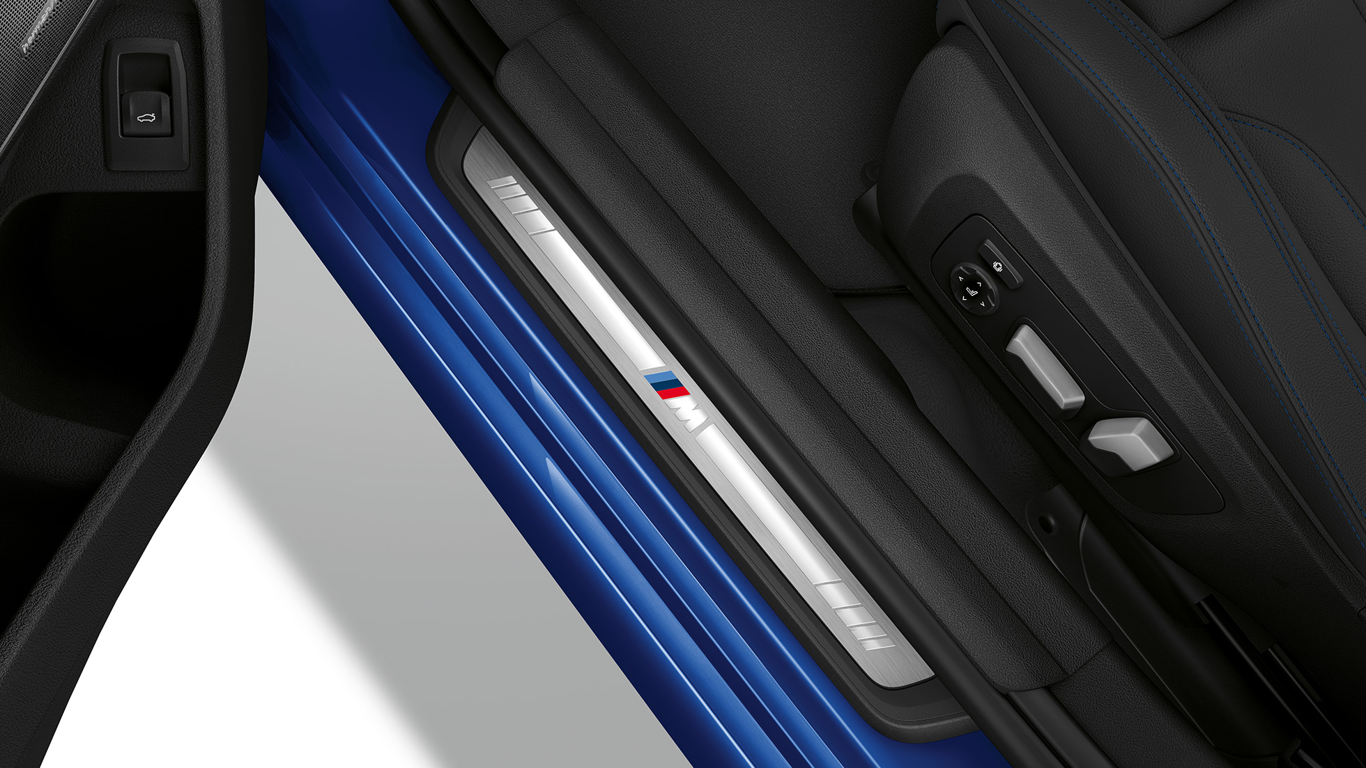 BMW 3er Limousine, Modell M Sport Einstiegsleiste. Ansicht von oben auf die Einstiegsleiste der BMW 3er Limousine mit der Ausstattung des Modells M Sport.