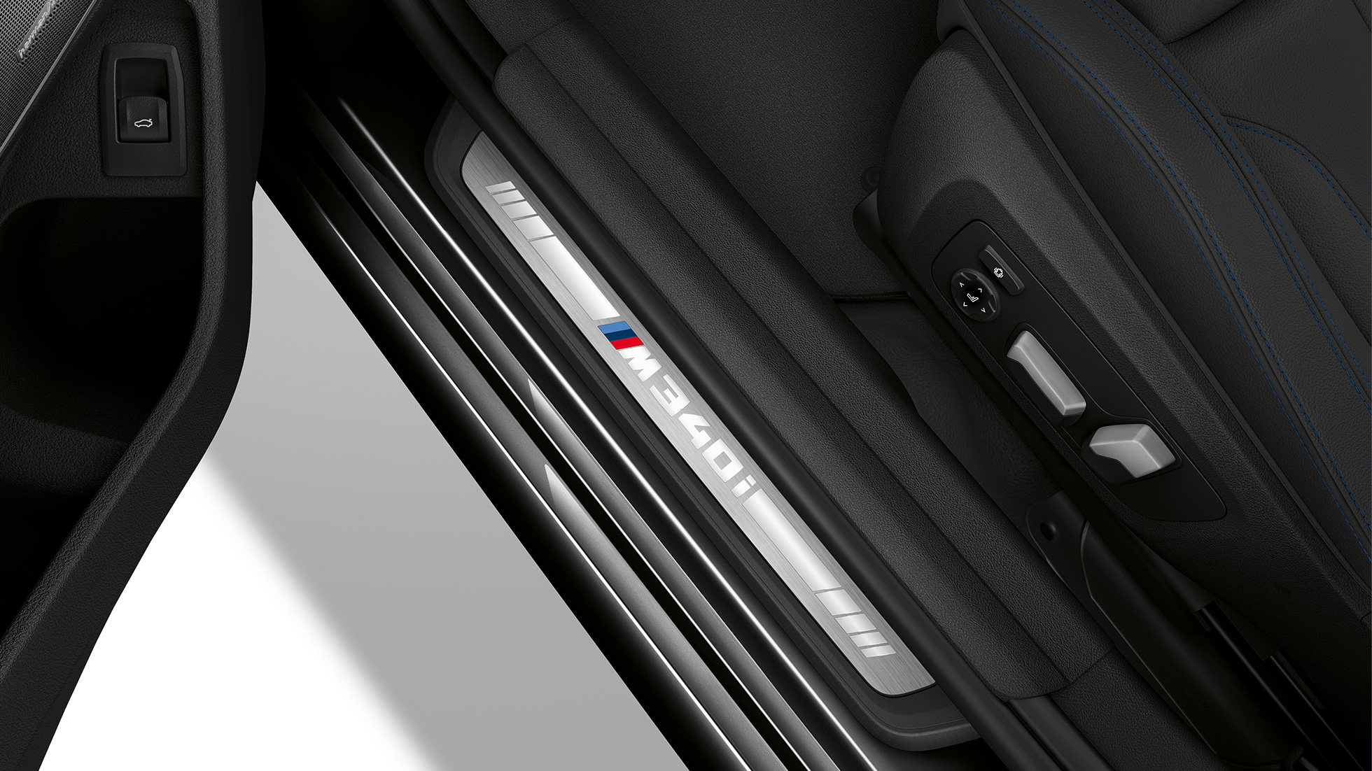 BMW 3er Limousine, M340i xDrive Einstiegsleiste. Ansicht von oben auf die Einstiegsleiste der BMW 3er M340i xDrive Limousine.