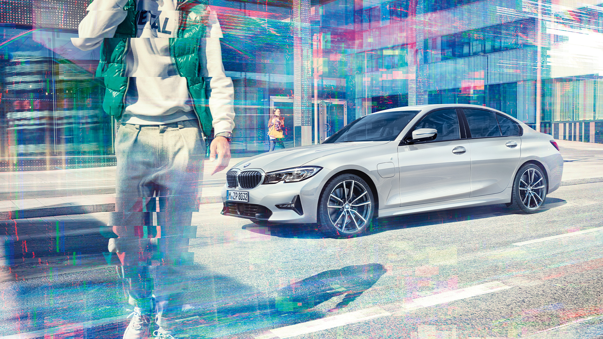 Seitenansicht BMW 3er Limousine BMW 330e BMW 3er Limousine BMW 330e G20 Glaciersilber metallic Seitenansicht bei Fahrt