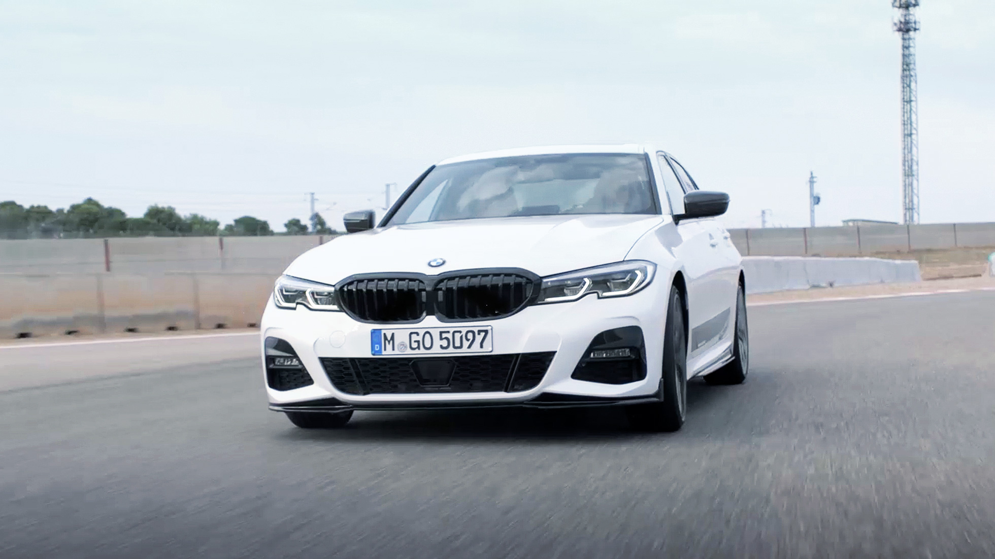 BMW 3er Limousine, M Performance Parts. Viertel-Frontansicht der BMW 3er Limousine mit M Performance Parts.
