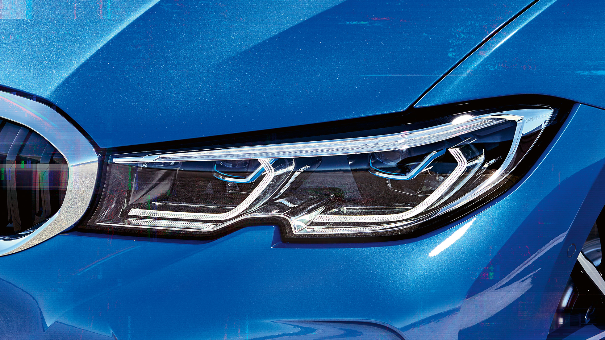 BMW 3er Limousine, BMW Laserlicht. Seitliche Nahaufnahme des rechten Frontscheinwerfers mit BMW Laserlicht.