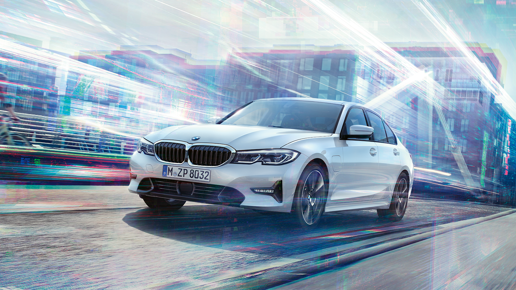 BMW 3er Limousine, 330e im Fahren. BMW 3er Limousine 330e fahrend vor urbaner Kulisse.