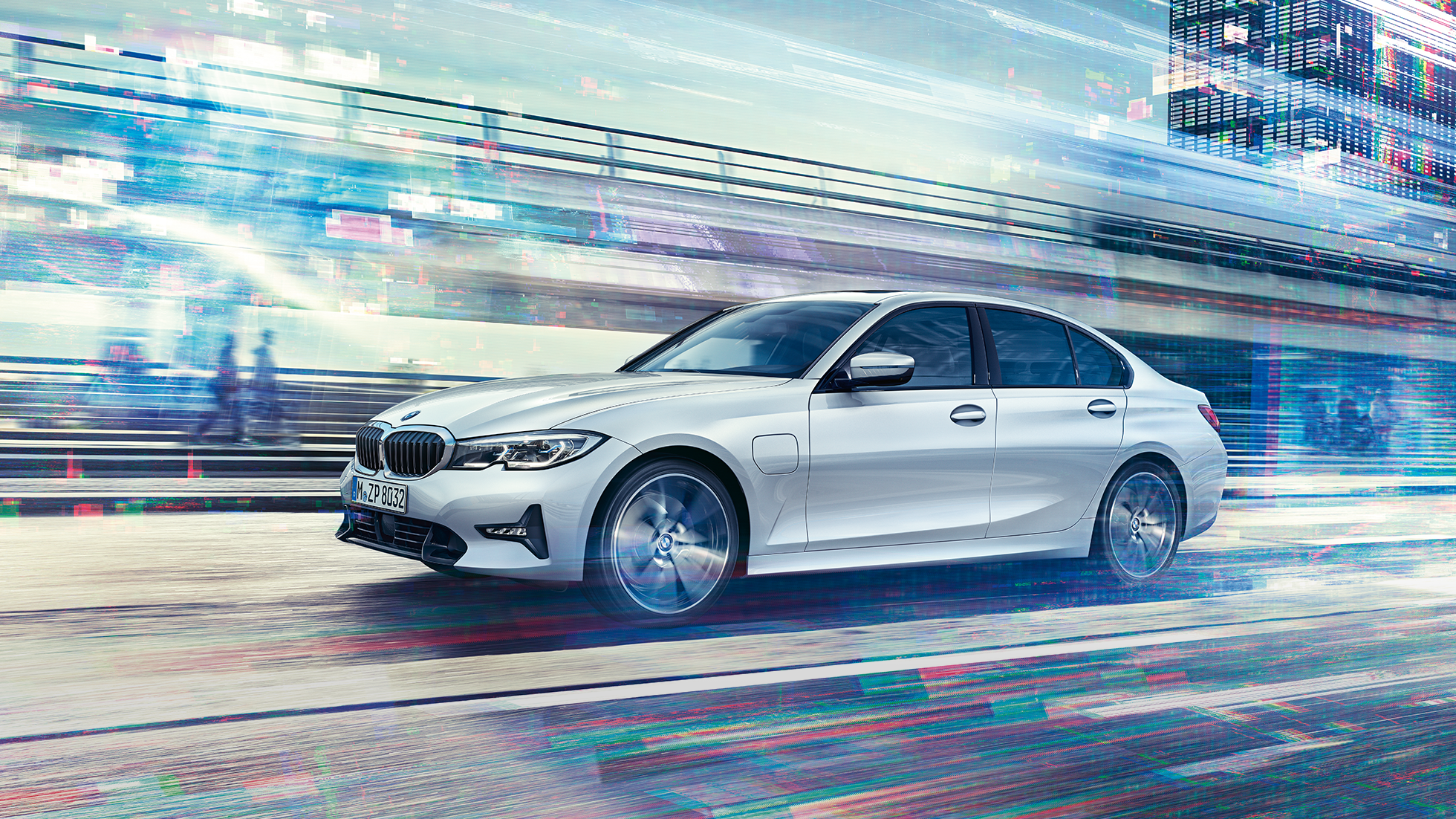 BMW 3er Limousine, Seitenansicht der fahrenden BMW 3er Limousine 330e. Seitenansicht der fahrenden BMW 3er Limousine 330e vor urbaner Kulisse.