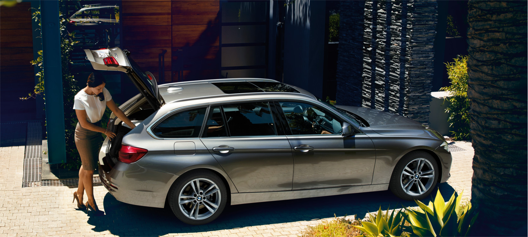 BMW 3er Touring grau - Seitenansicht - Kofferraum BMW 3er Touring grau - Seitenansicht - Kofferraum
