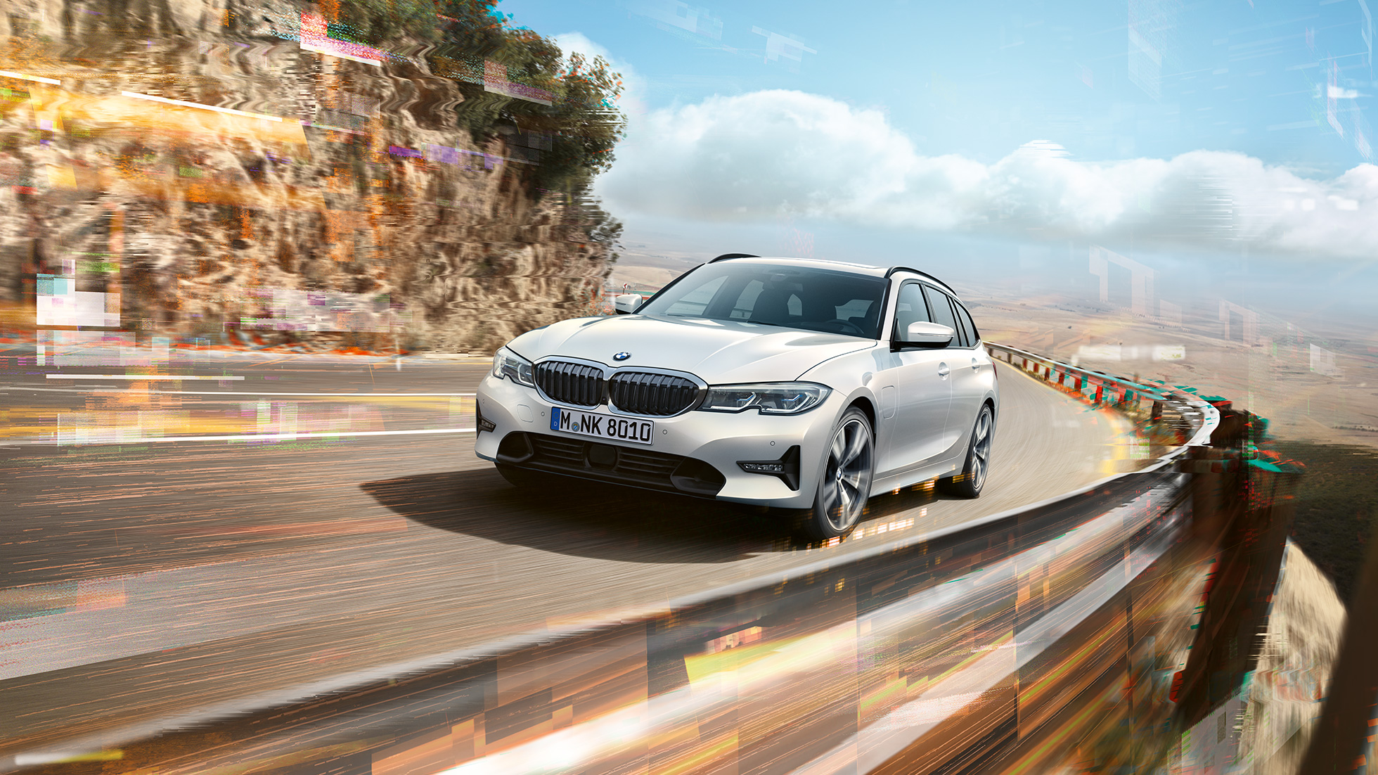 BMW 3er Touring, BMW 330e Plug-In Hybrid BMW 3er Touring, BMW 330e Plug-In Hybrid bei Fahrt auf Brücke