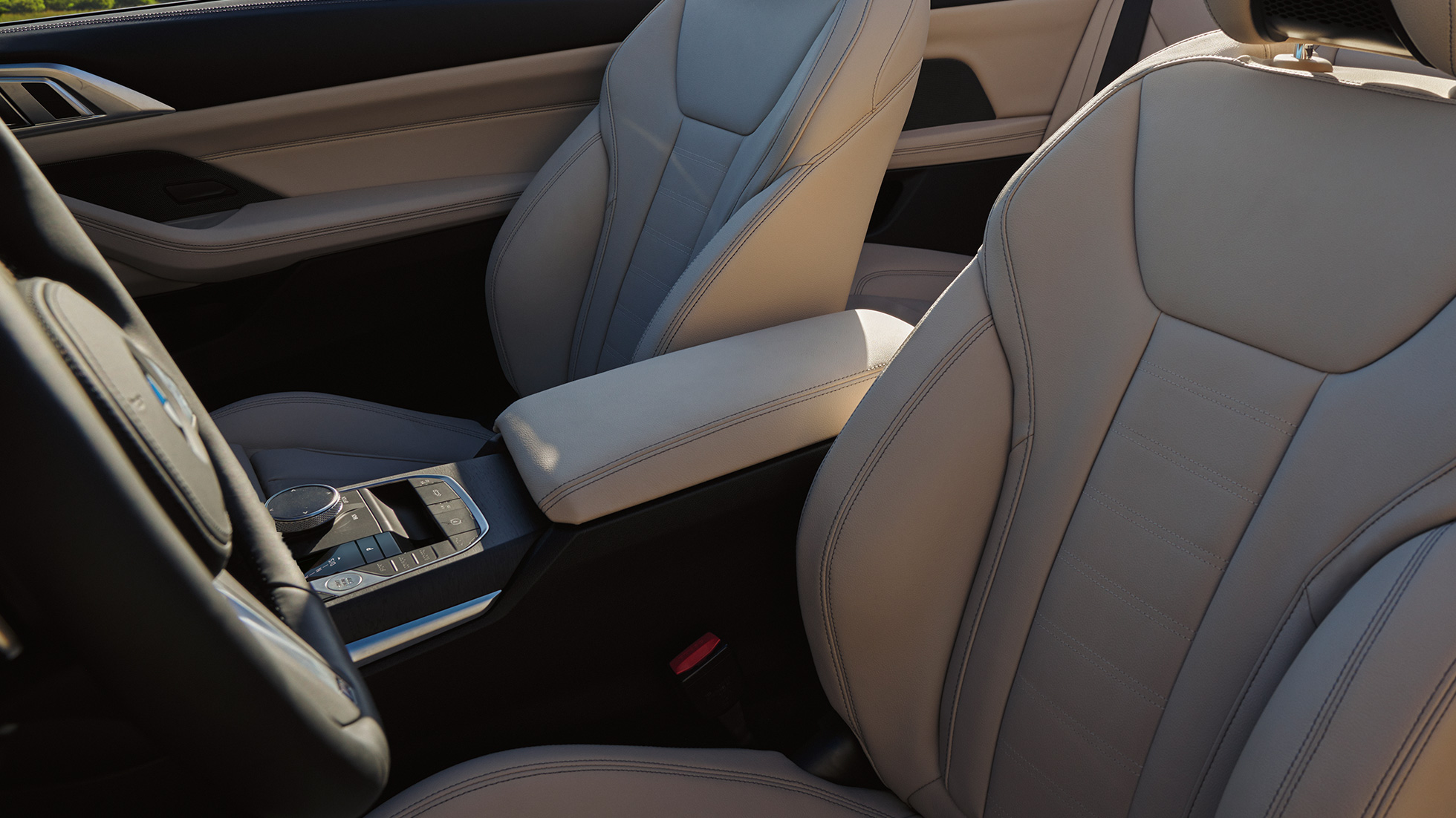 Mittelkonsole und Sitze im BMW 4er Cabrio G23 BMW 4er Cabrio G23 2020 Sanremo Green metallic Innenraum Mittelkonsole und Sitze