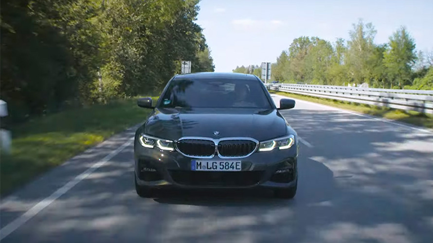 BMW Plug-In Hybrid fahrend auf Straße BMW Plug-In Hybrid fahrend auf Straße Frontansicht