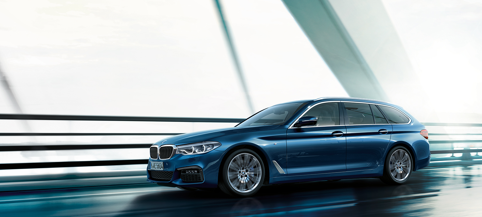 BMW 5er Touring Modelle Ausstattungen Modelle Ausstattungen BMW 5er Touring 530d xDrive Touring G31 Mediterranblau metallic Seitenansicht