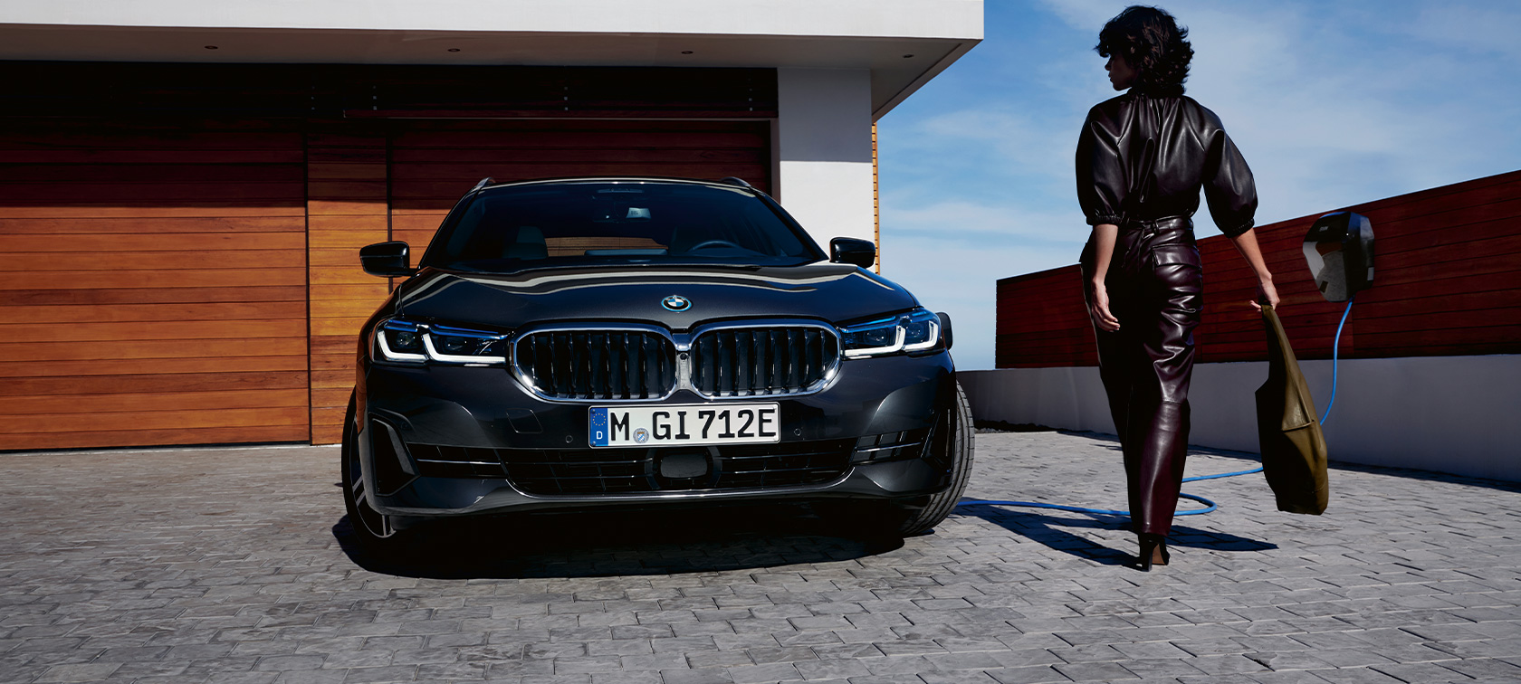Plug-In Hybrid BMW 5er Touring 2021 G31 Fronansicht ladend Plug-In Hybrid BMW 5er Touring 2021 G31 Fronansicht ladend mit Model