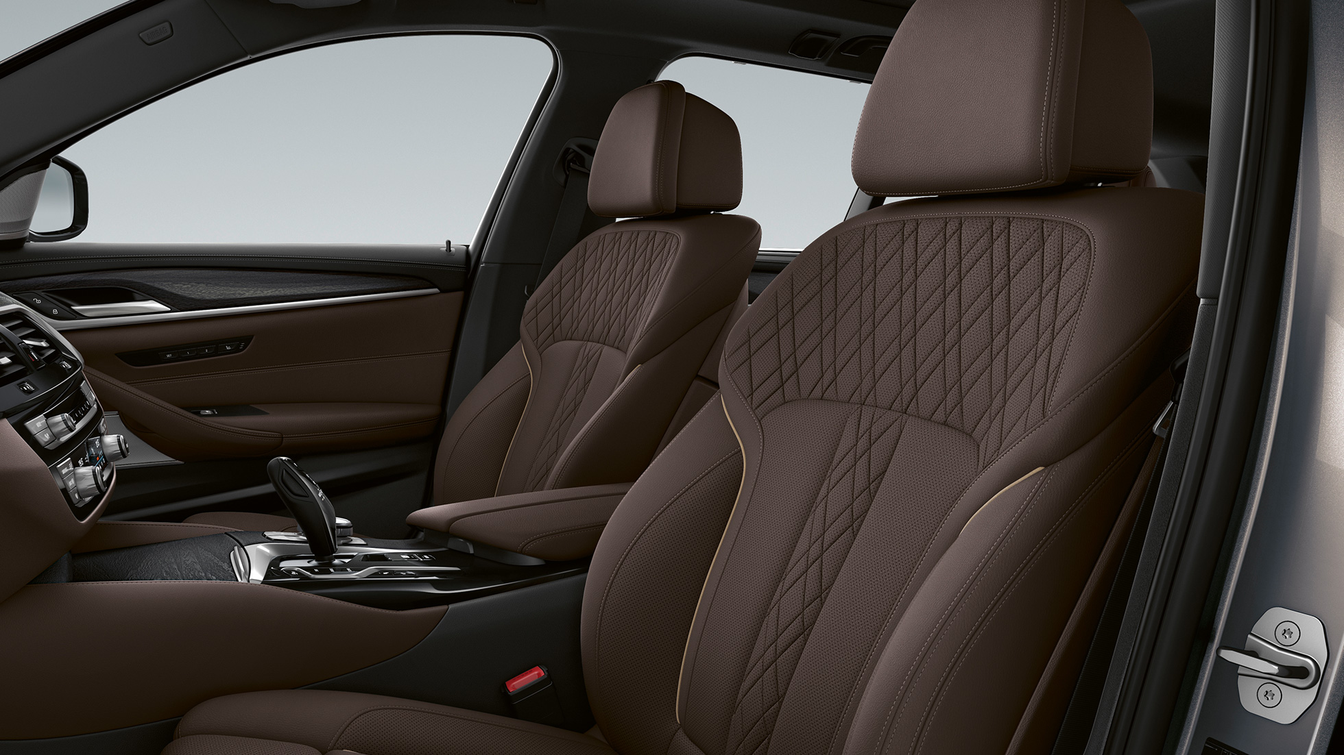 Polsterung BMW 5er Touring G31 Luxury Line Polsterung in Exklusivleder 'Nappa' Mokka Exklusivnaht mit Keder in Kontrast BMW 5er Touring 530i G31 2020 Luxury Line Innenraum