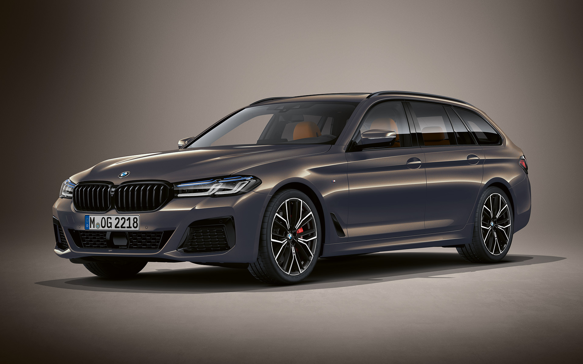 BMW 5er Touring Individual G31 Facelift 2020 Dreiviertel-Front stehend in BMW Individual Alvitgrau metallic