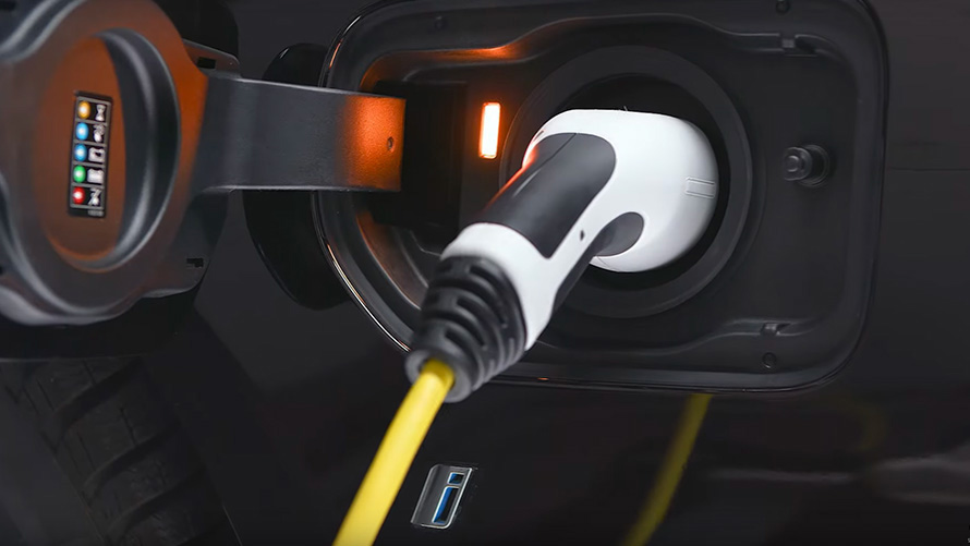 BMW Plug-in-Hybrid mit Ladekabel angeschlossen Ladezubehör für BMW Plug-in-Hybrid in Tasche Nahaufnahme