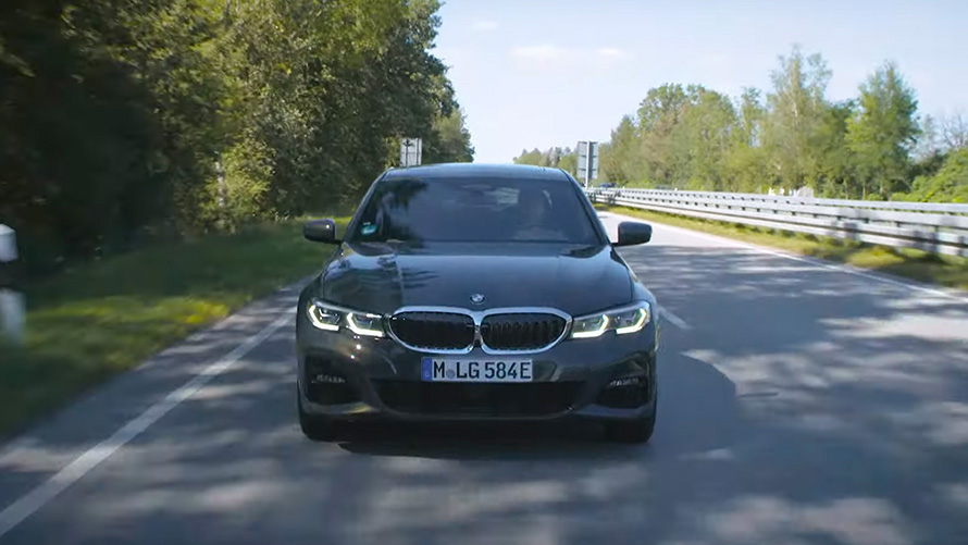 BMW Plug-in-Hybrid fahrend auf Straße BMW Plug-in-Hybrid fahrend auf Straße Frontansicht