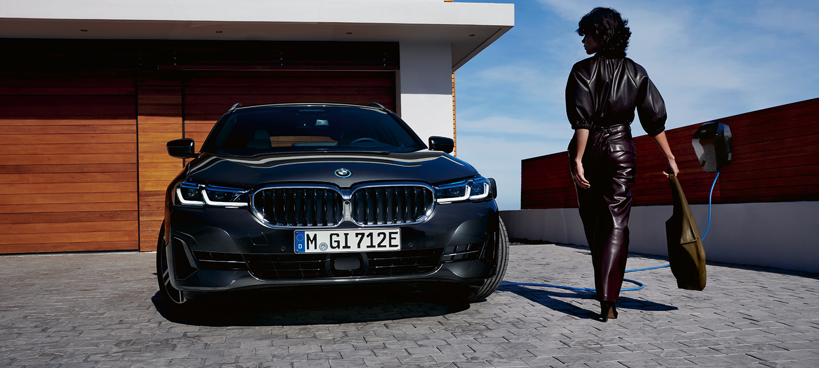 Plug-in-Hybrid BMW 5er Touring 2021 G31 LCI Fronansicht ladend mit Model