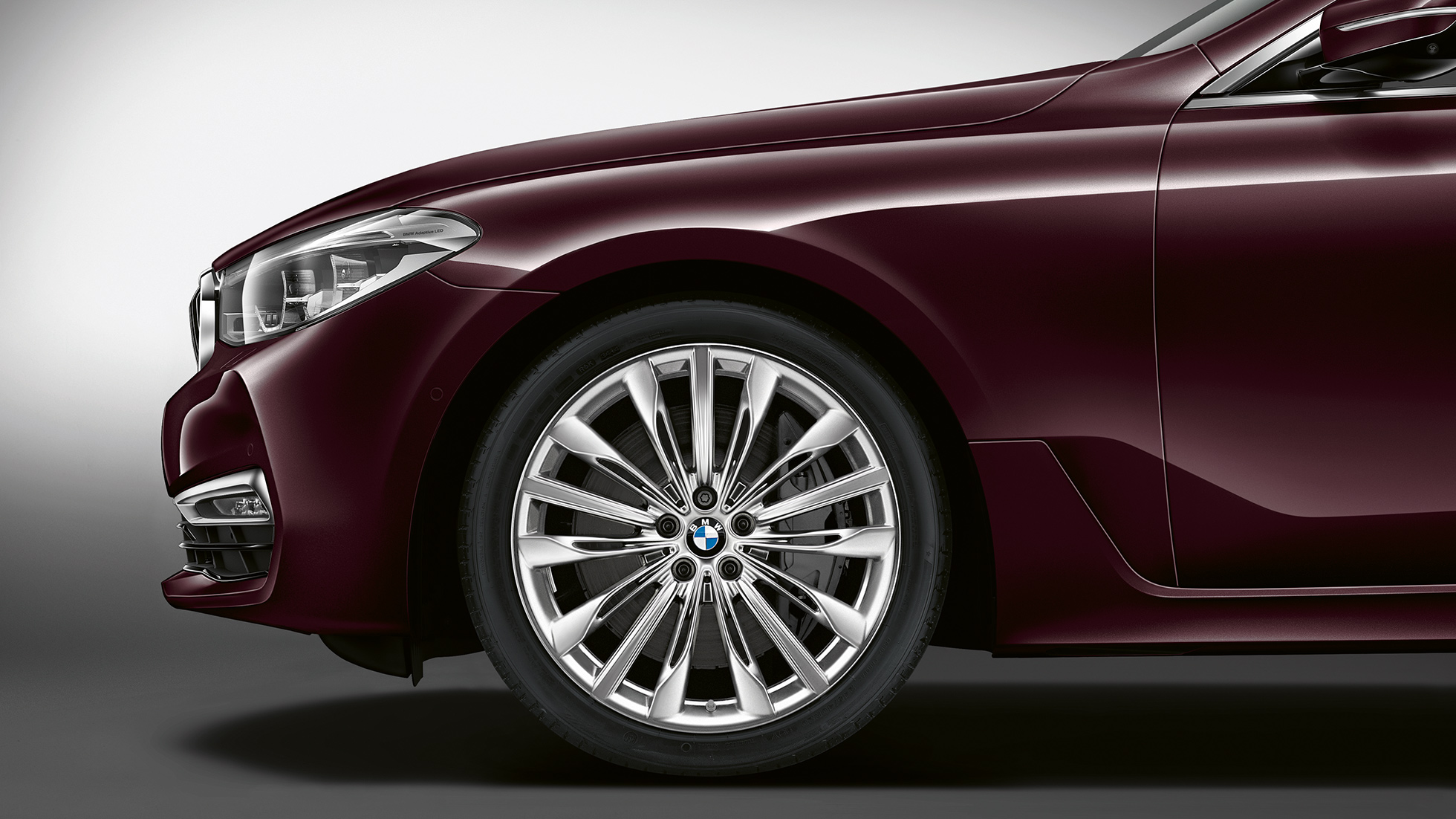 BMW 6er Gran Turismo G32 Luxury Line Heck seitliche Front BMW 6er Gran Turismo G32 2017 Luxury Line Royal Burgundy Red seitliche Front mit Leichtmetallrad Vielspeiche 644