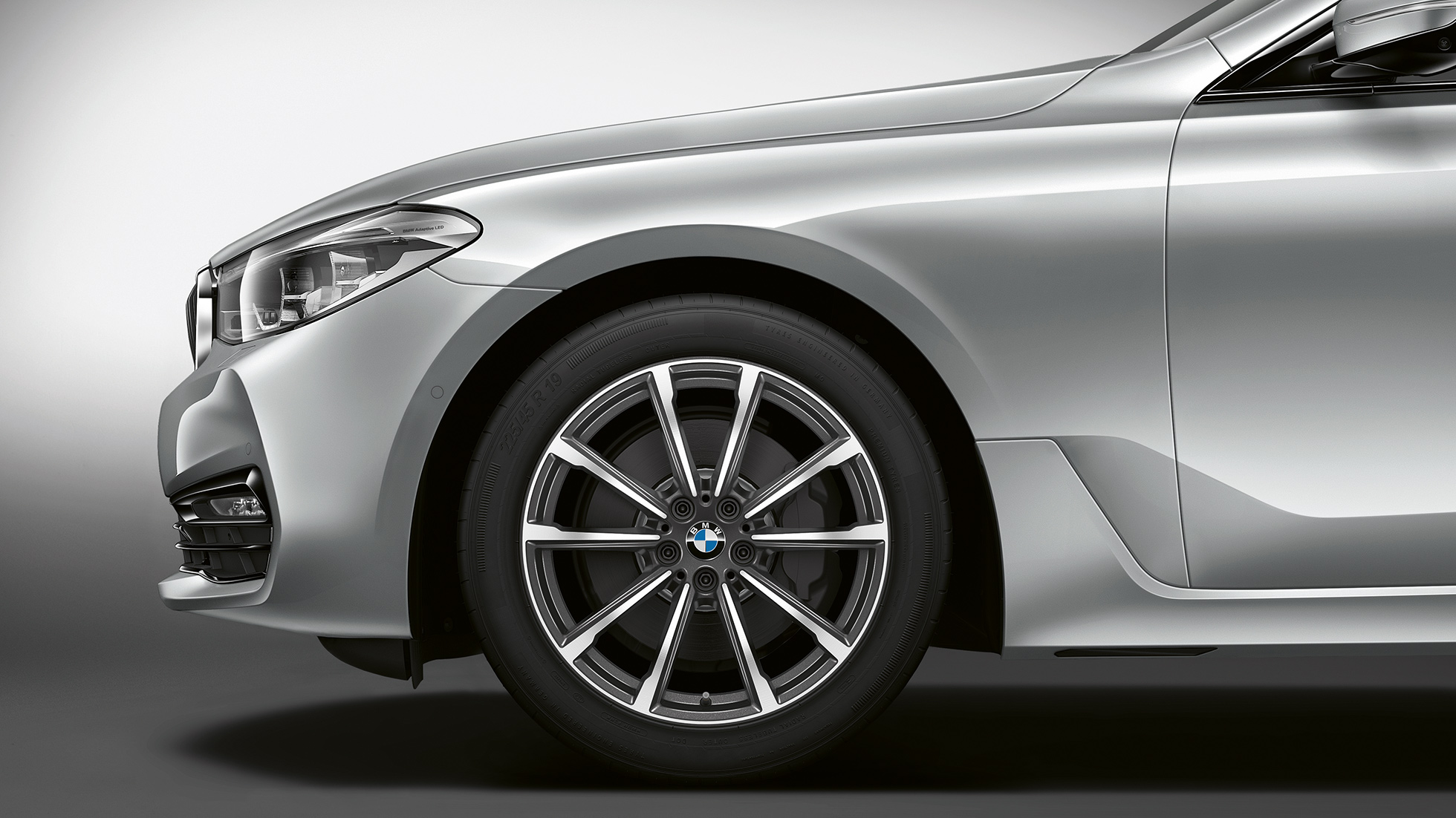 BMW 6er Gran Turismo G32 Sport Line Heck seitliche Front BMW 6er Gran Turismo G32 2017 Sport Line Glaciersilber metallic seitliche Front mit Leichtmetallrad V-Speiche 685