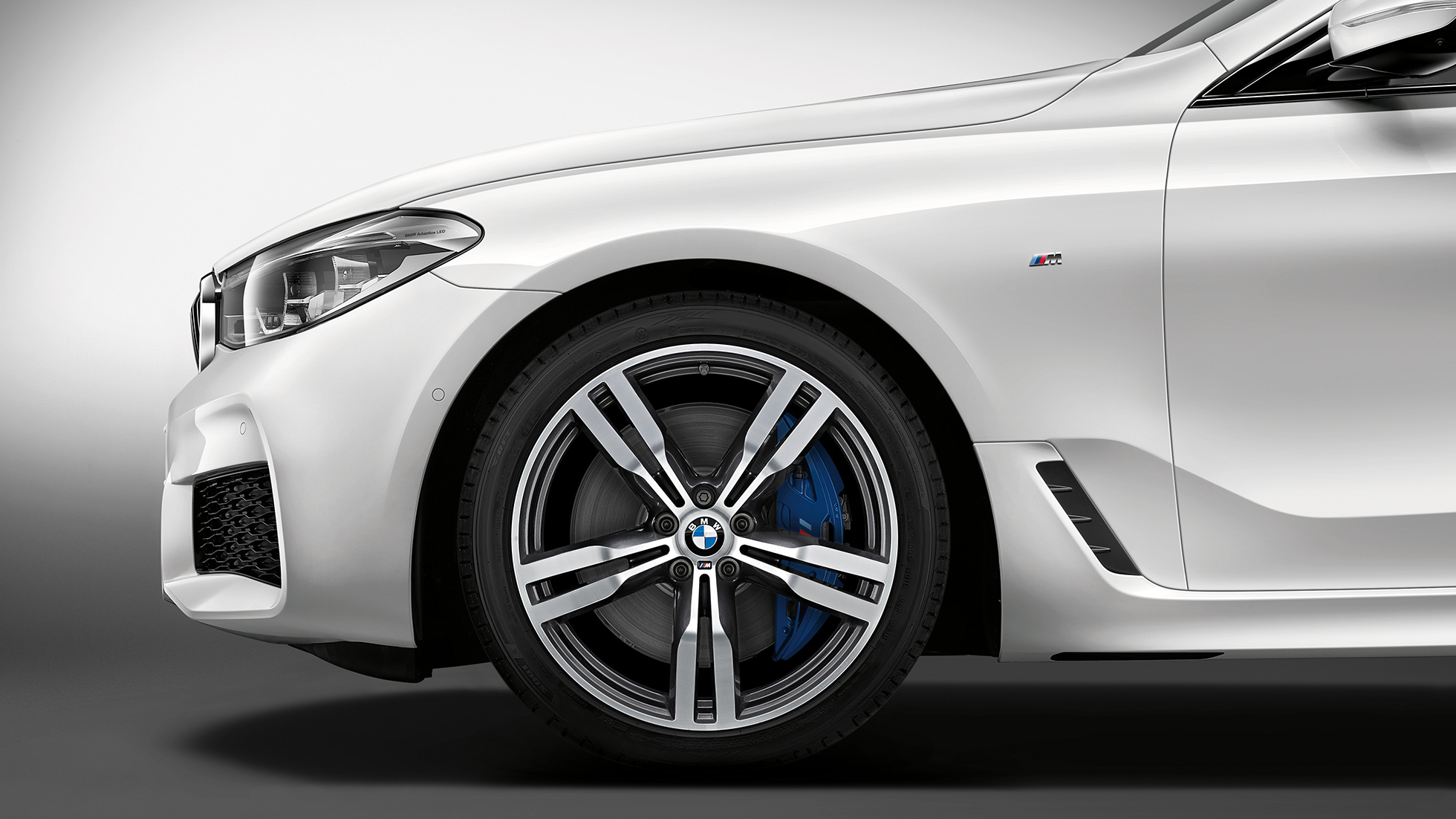 BMW 6er Gran Turismo G32 M Sportpaket Heck seitliche Front BMW 6er Gran Turismo G32 2017 M Sportpaket Mineralweiß metallic seitliche Front mit Leichtmetallrad Doppelspeiche 647 M
